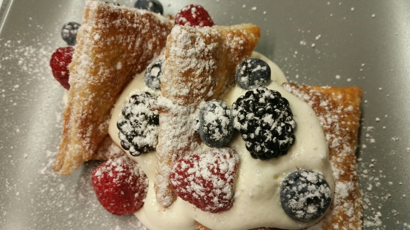 Millefoglie aperta con chantilly e frutti di bosco