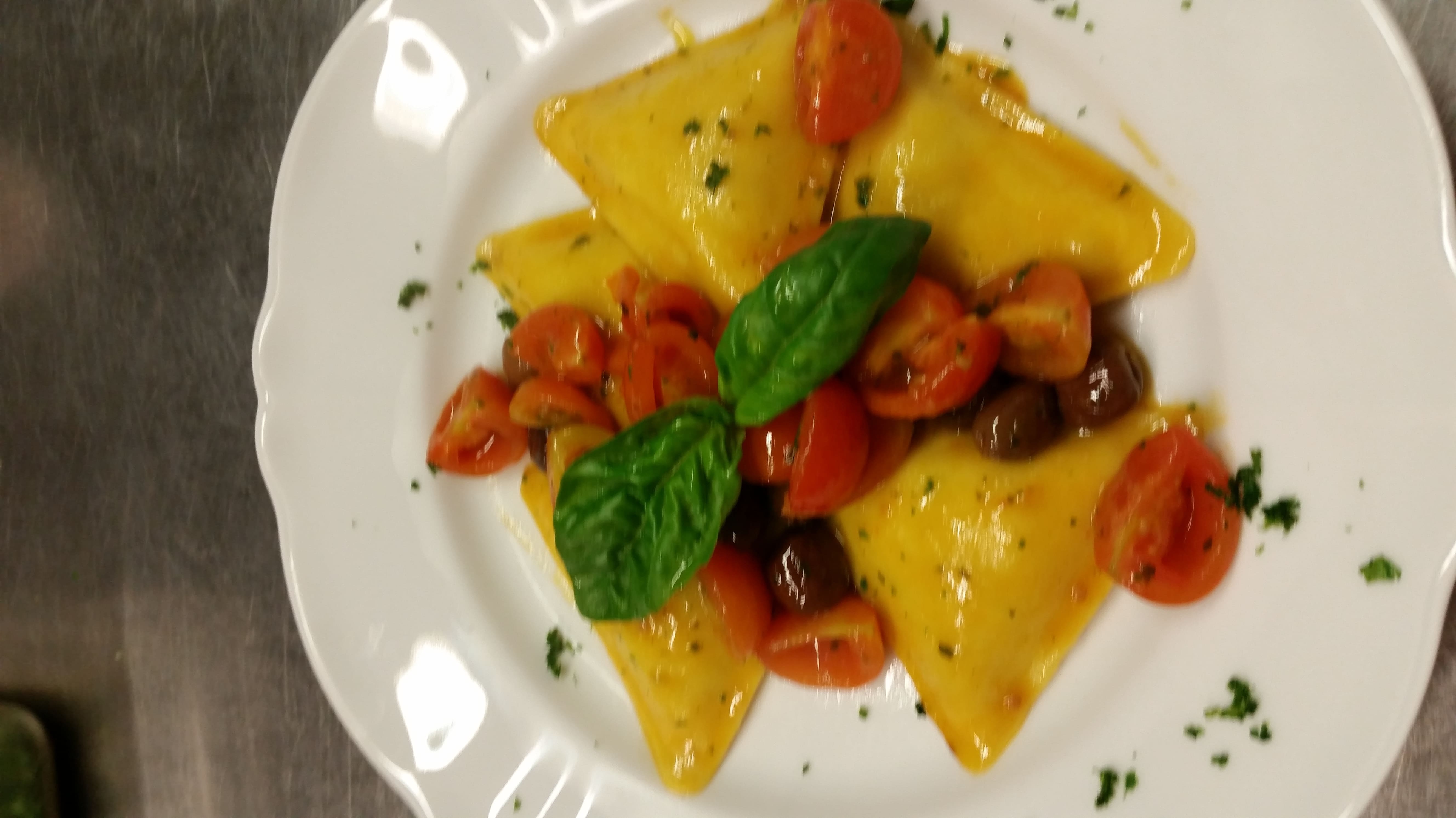 triangoli ripieni di pesce spada al pomodoro fresco e olive taggiasche