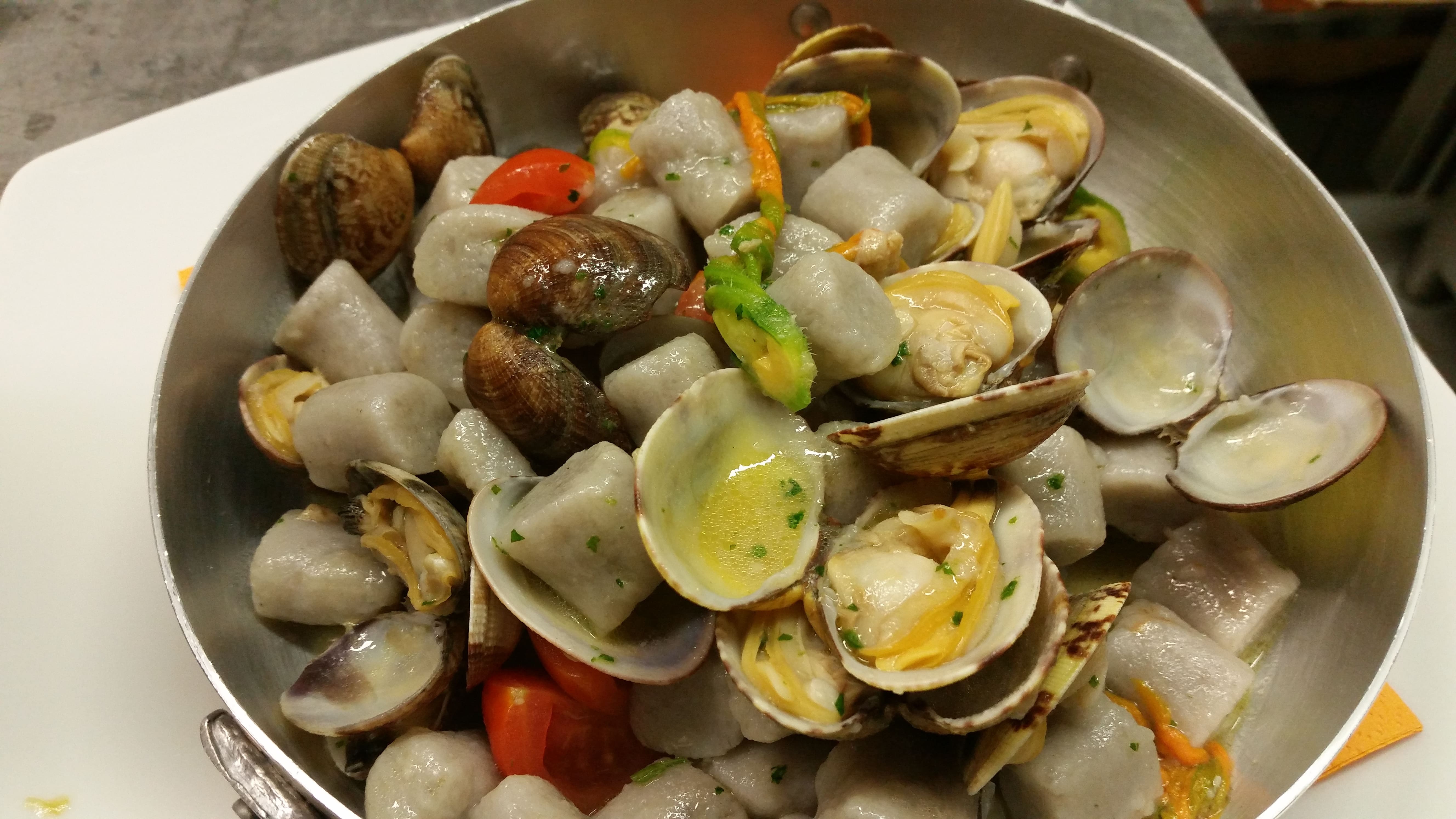 Gnocchetti di patata viola con vongole e fiori di zucchina