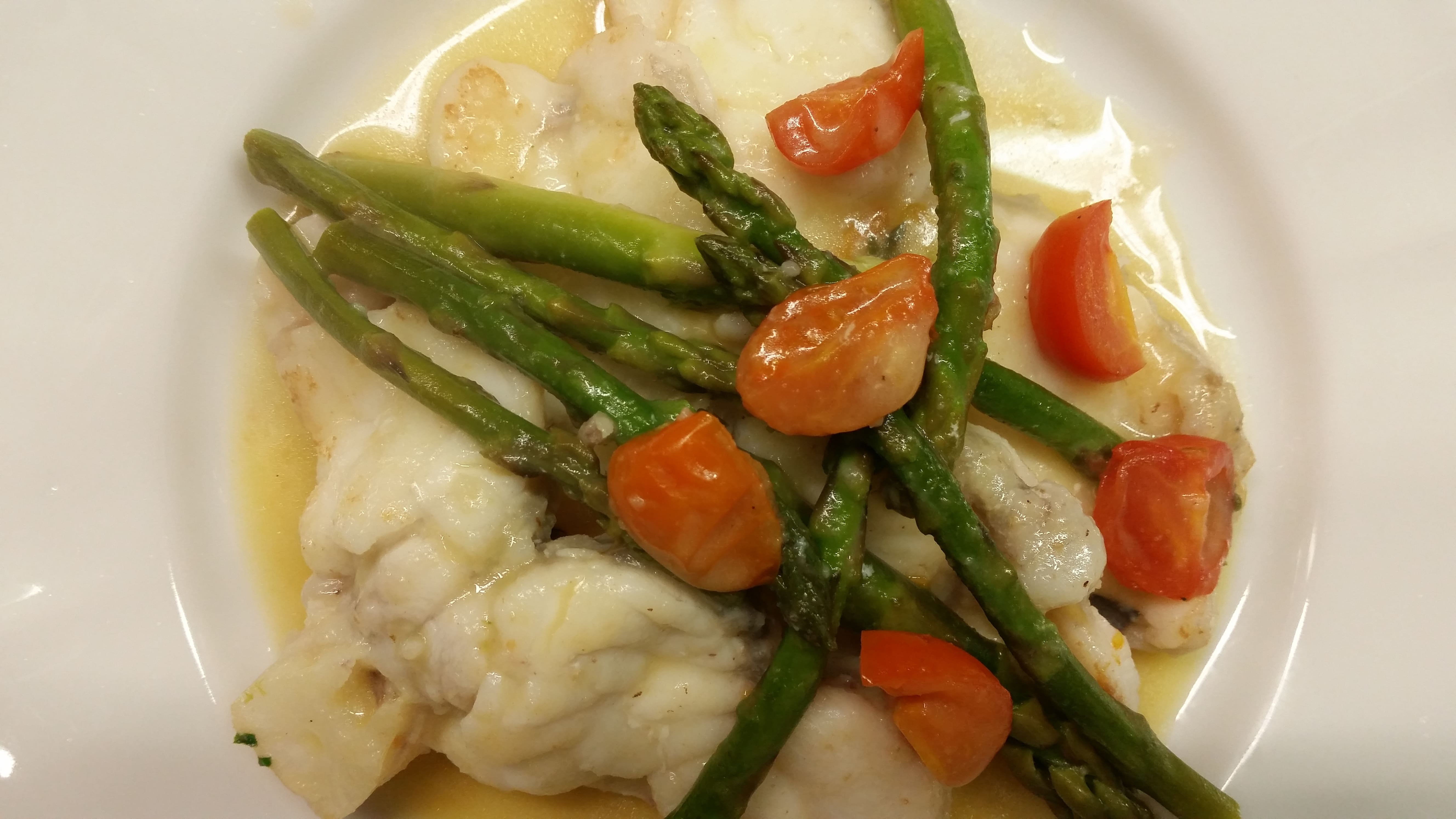 Pescatrice in umido con asparagi