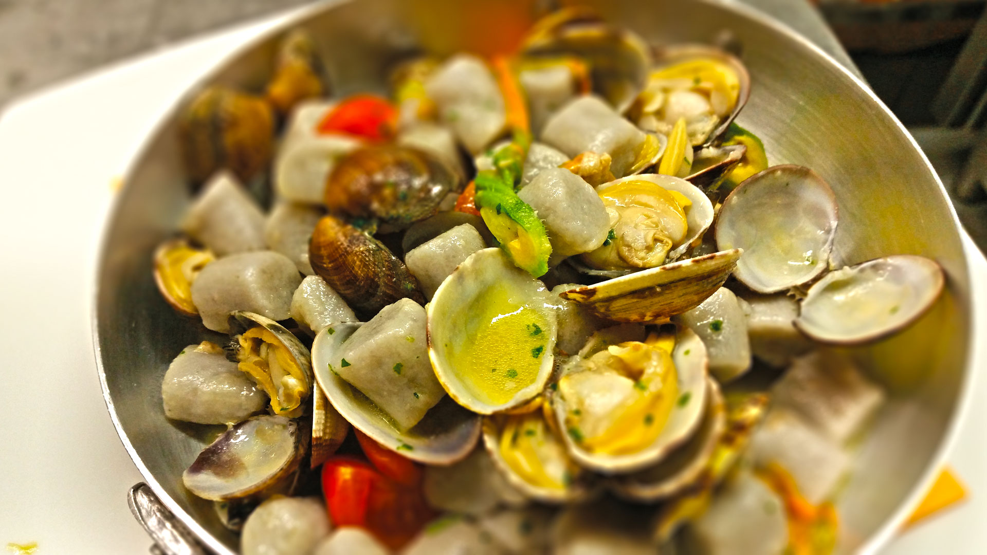 Le specialità? Pesce e cucina sarda.